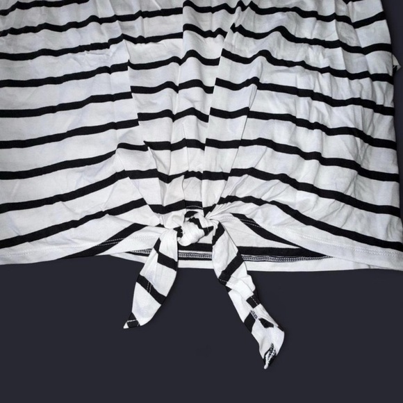 Old Navy Black and White Tie Front Boxy T-Shirt - Picture 3 of 3